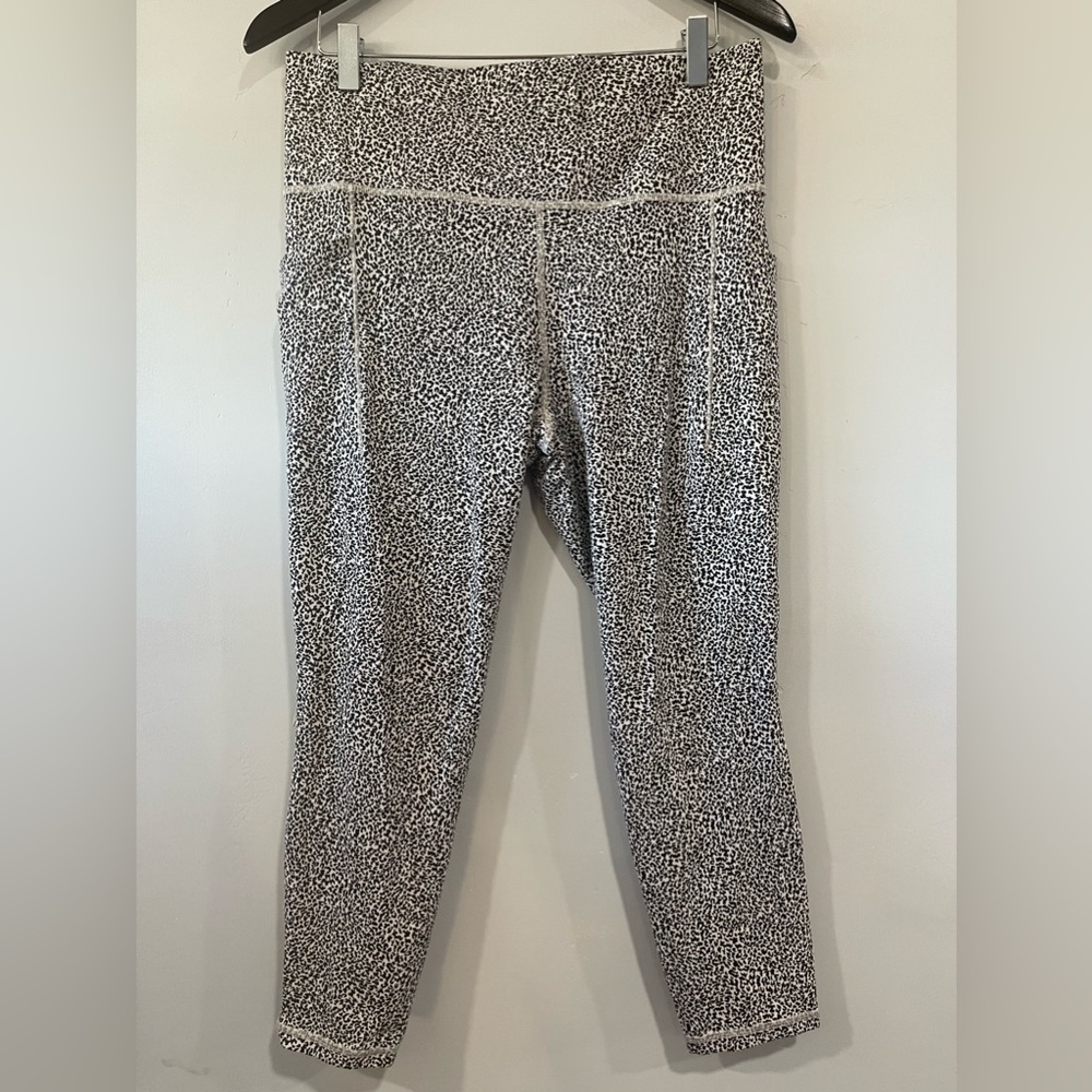 Athleta Black & White Cheetah Salutation Stash II Textured Tight Size Large